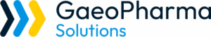 Logo GaeoPharma Solution sur fond blanc, il comprend à gauche trois chevrons respectivement de couleurs noire, blanche, bleu et jaune plus à droite le terme GaeoPharma en noir et au-dessous le terme formation en bleu.